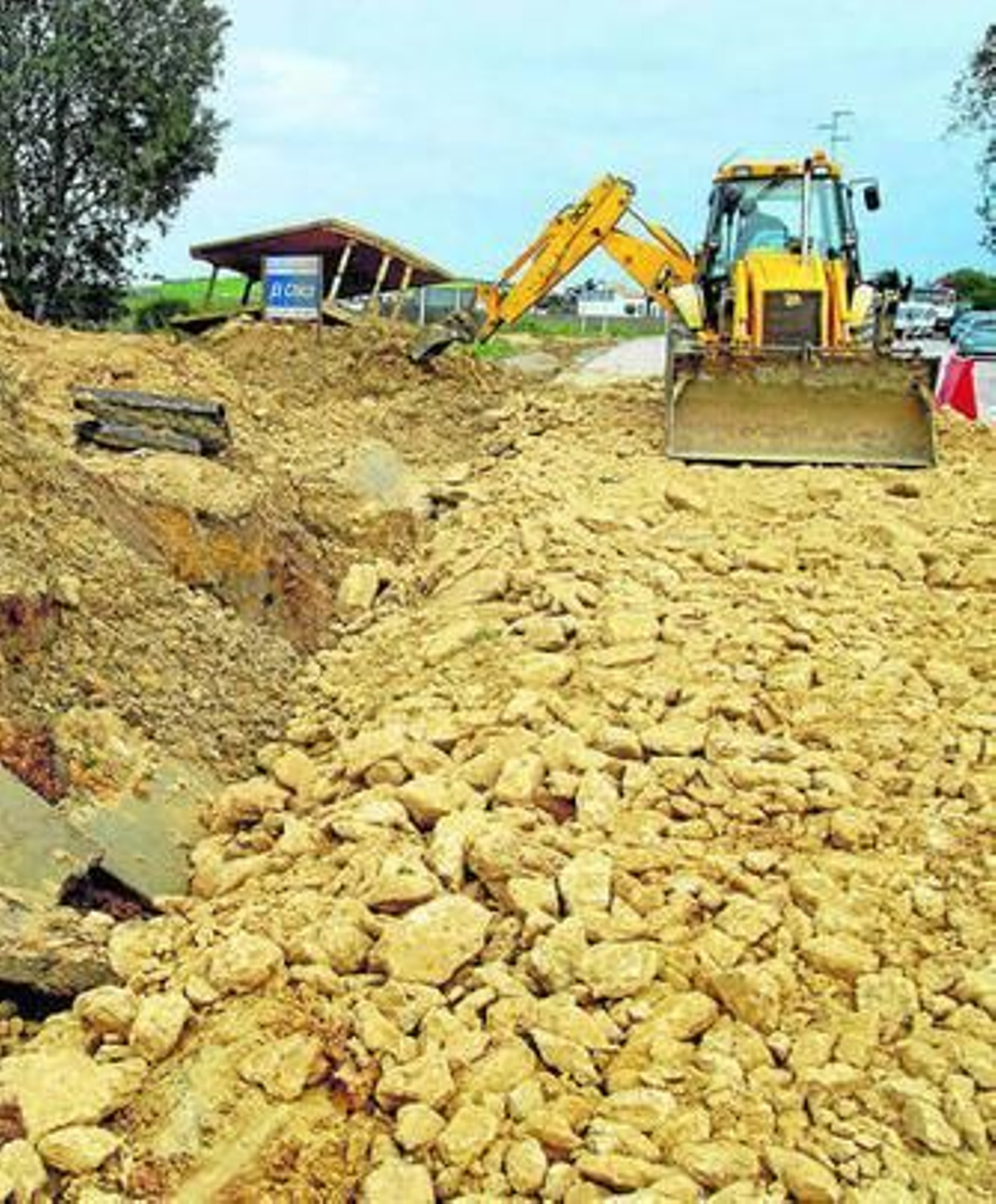 Román con el gerente de la Agencia Andaluza del Agua, Juan Paniagua, ayer en la sede de Chiclana Natural.