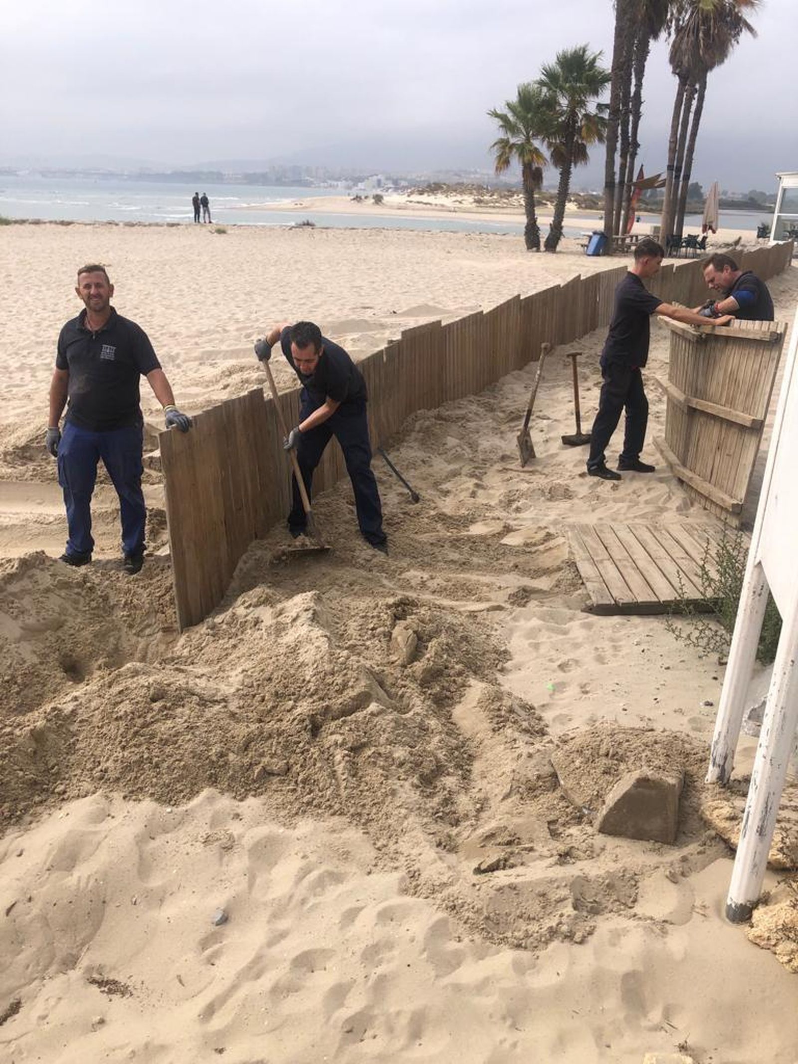 Instalación de la pantalla de madera en Palmones.