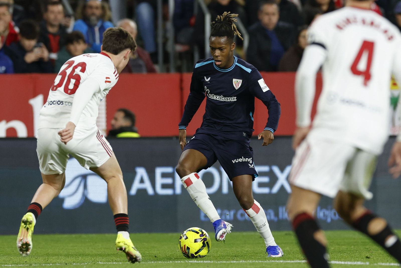 Oso, en una de las jugadas en las que le robó el balón a Nico Williams.