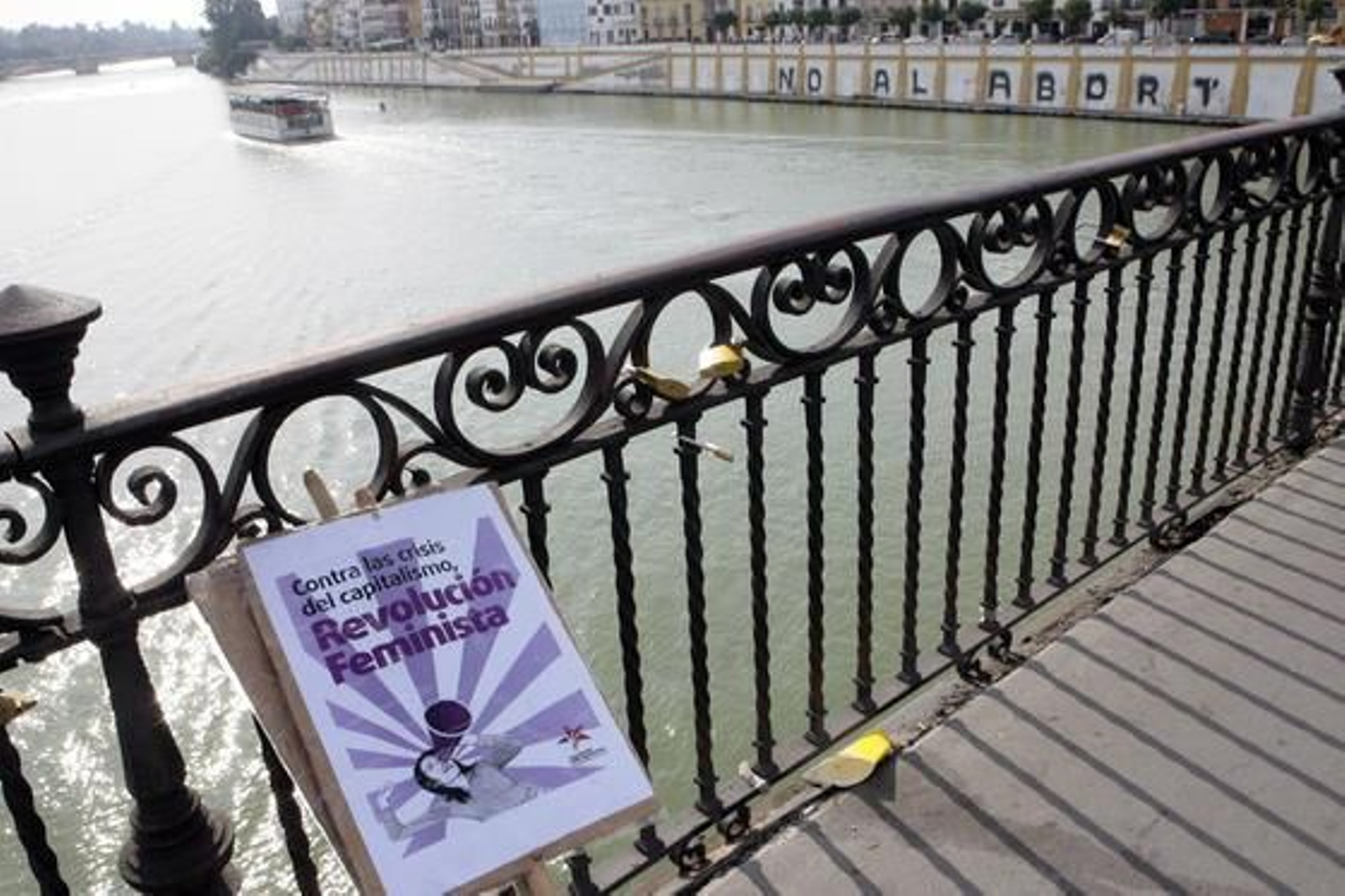Miles de personas se reúnen para protestar contra el aborto frente al congreso de profesionales del aborto. / Juan Carlos Muñoz