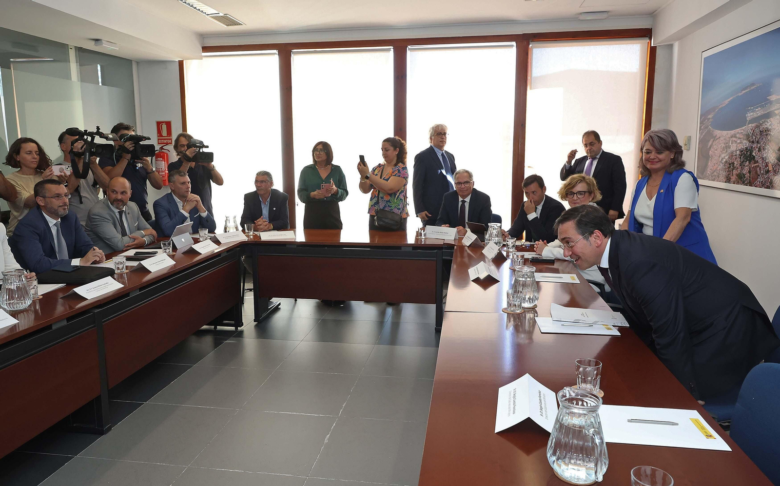 La reunión sobre el Brexit entre los alcaldes de la comarca y el ministro de Exteriores José Manuel Albares, en imágenes