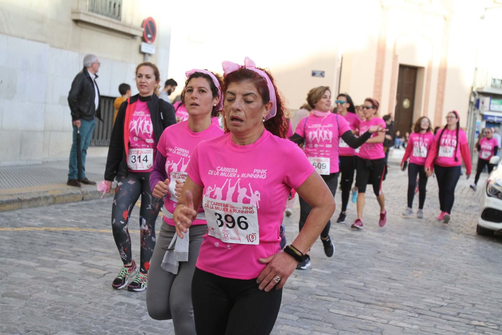 Imágenes de la Carrera contra el cáncer de mama de Huelva.