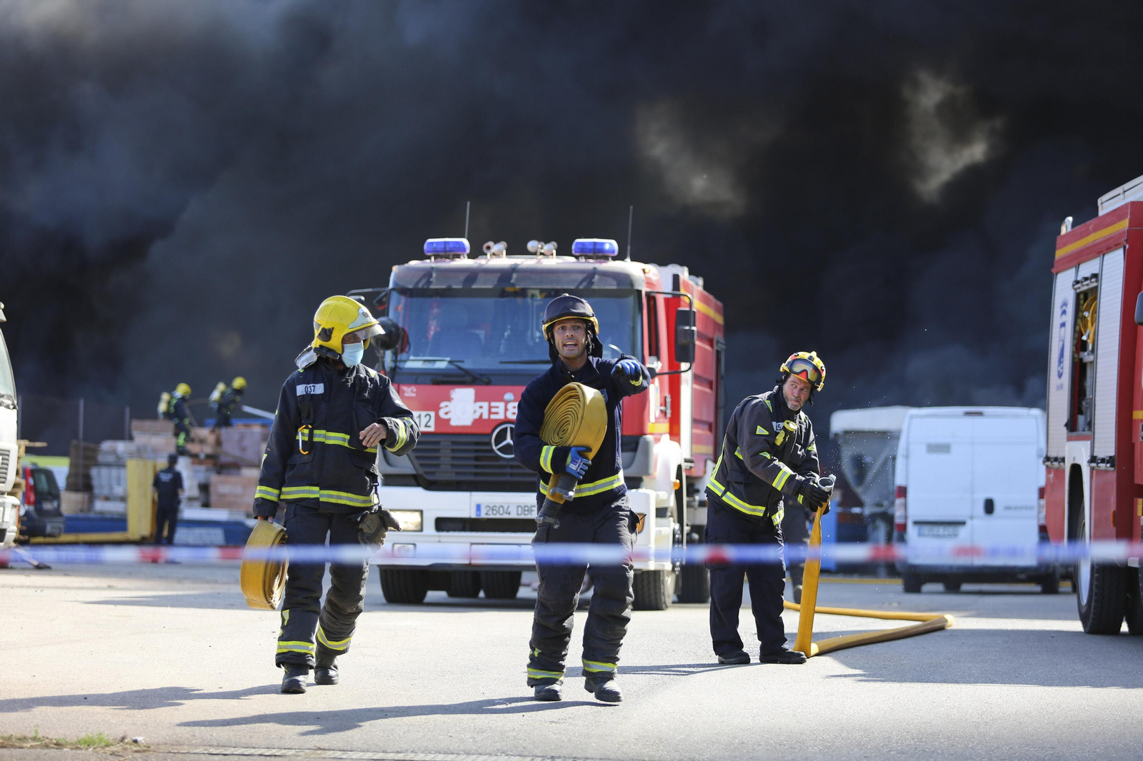 El incendio en el polígono Guadalhorce de Málaga, en fotos