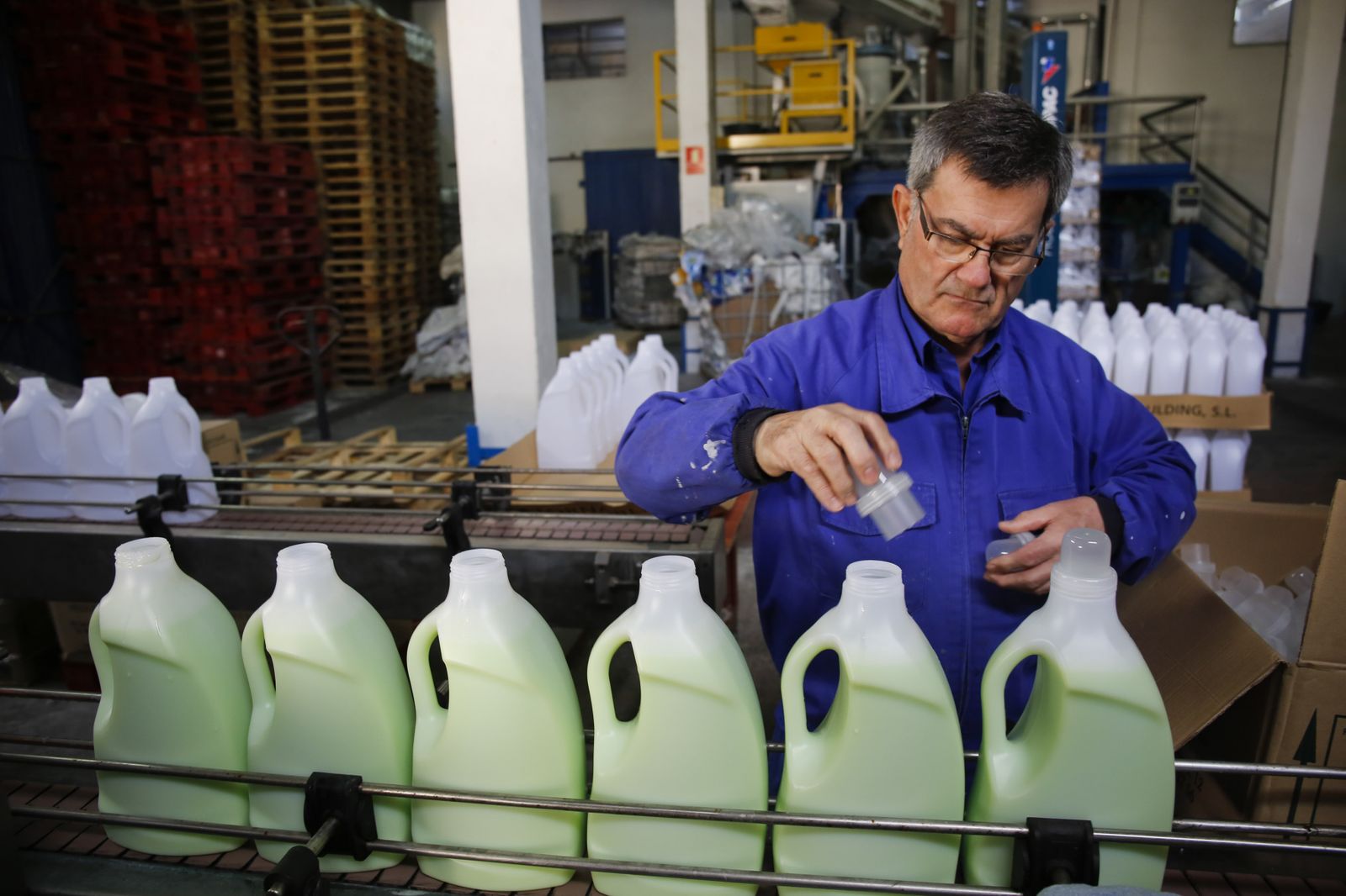 Un empleado trabaja en una fábrica malagueña.