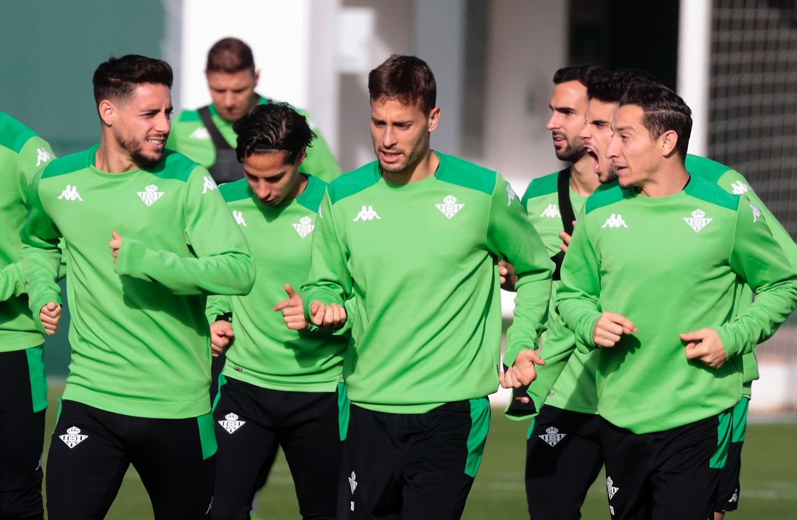 Montoya, tras Bartra, realiza carrera continua con sus compañeros.