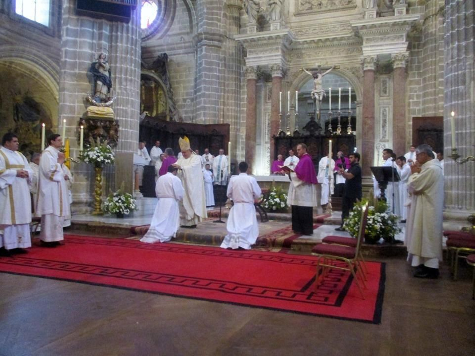Las imágenes de la ordenación de los sacerdotes y los diáconos