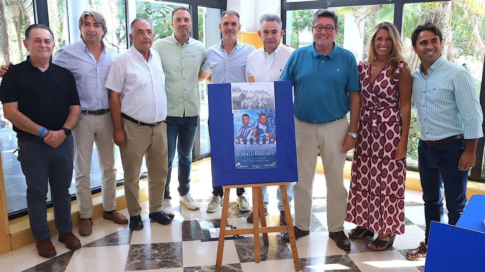 Juan García, junto a parte de los asistentes a la pesentación del trofeo que lleva su nombre.