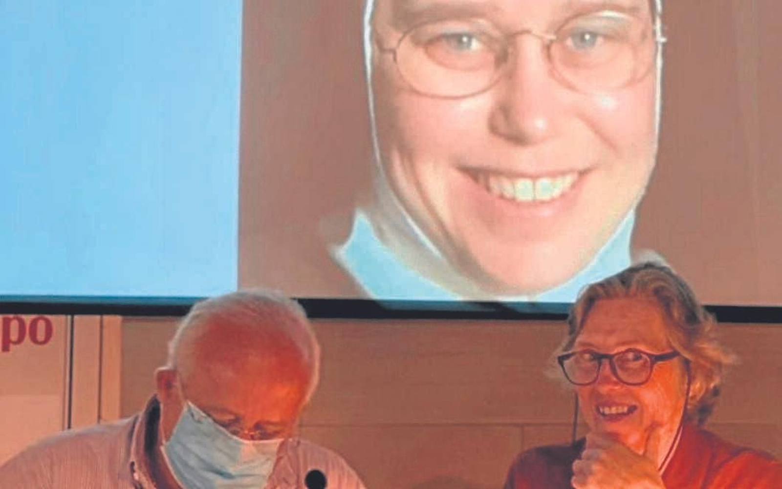 Estanislao Pery y María Osborne, ante una imagen de la protagonista del libro titulado ‘Belén Carmelita Descalza, nuestra hija’.