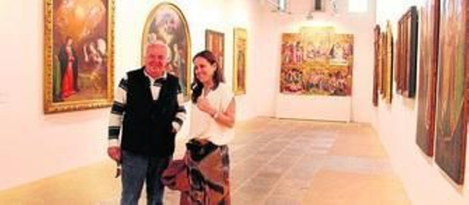 Joaquín Rivero y su hija Helena, junto a algunas de las obras de la pinacoteca de Tradición, en abril de 2014.