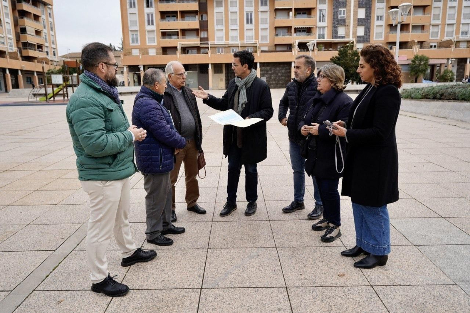 Concejales del PSOE, en una visita a la zona del antiguo Los Cármenes.
