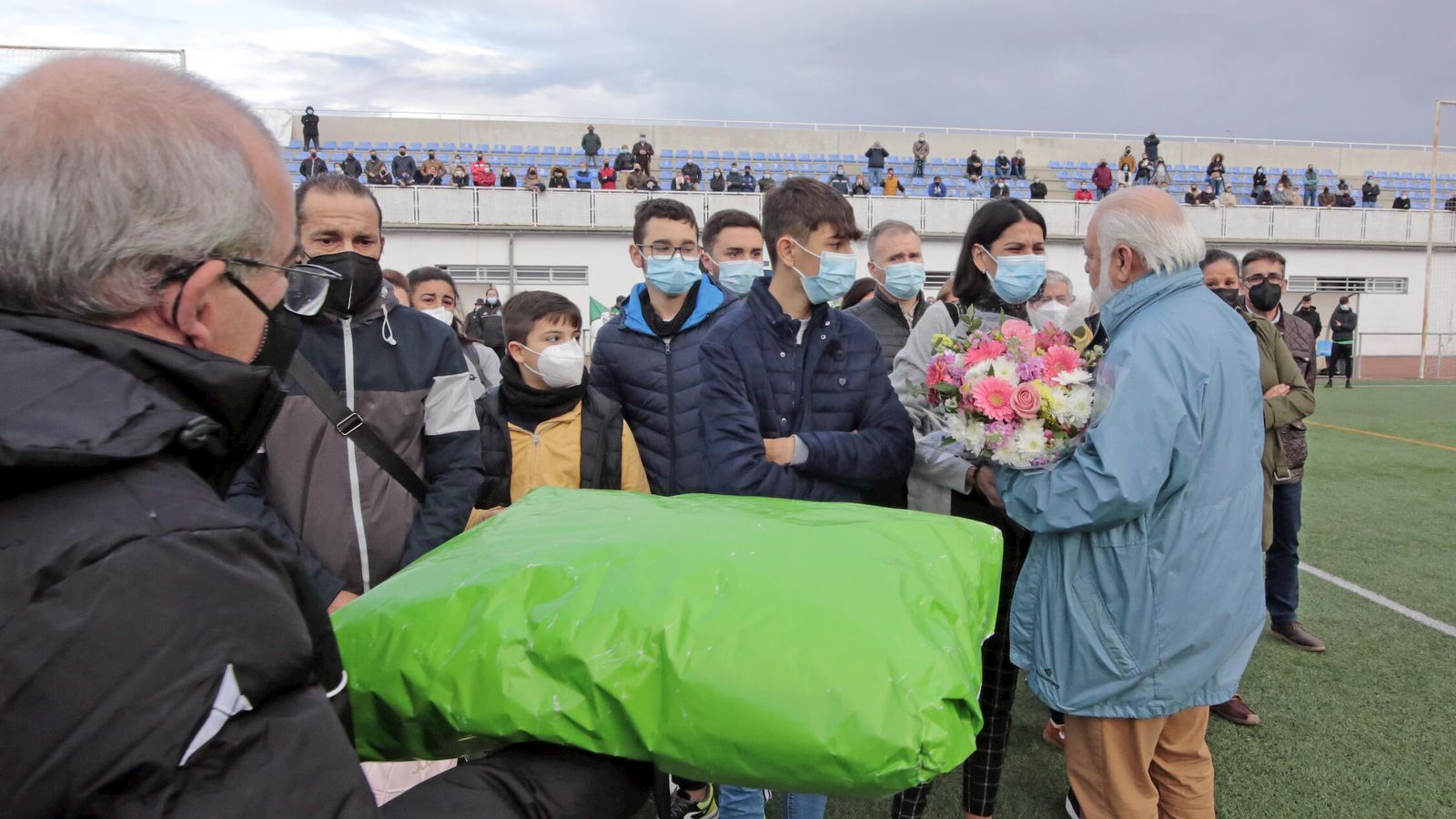 José Justo y Benito López entregaron diversos regalos a la familia.