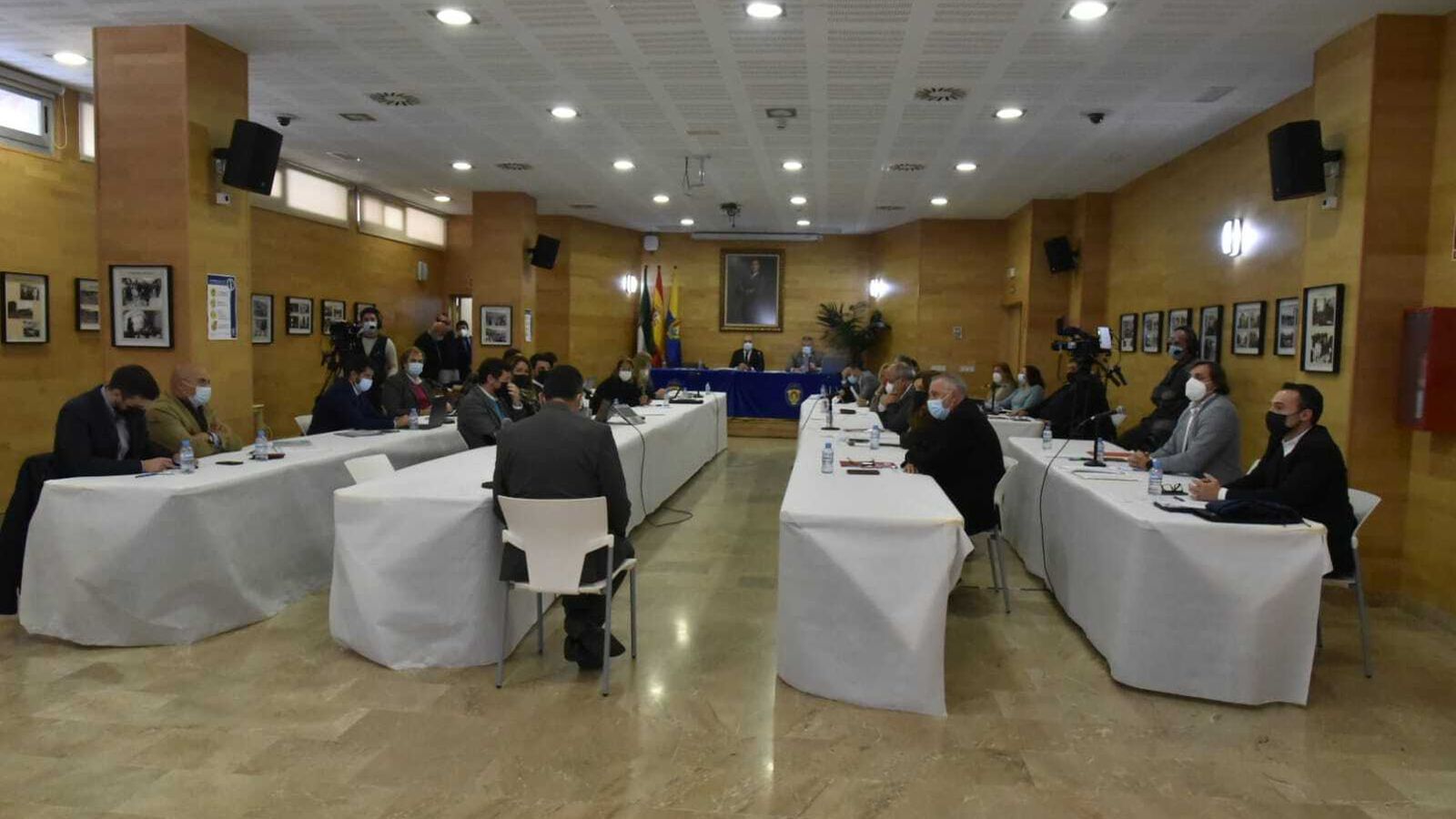 El Pleno del Ayuntamiento de Algeciras durante la intervención del párroco de La Palma
