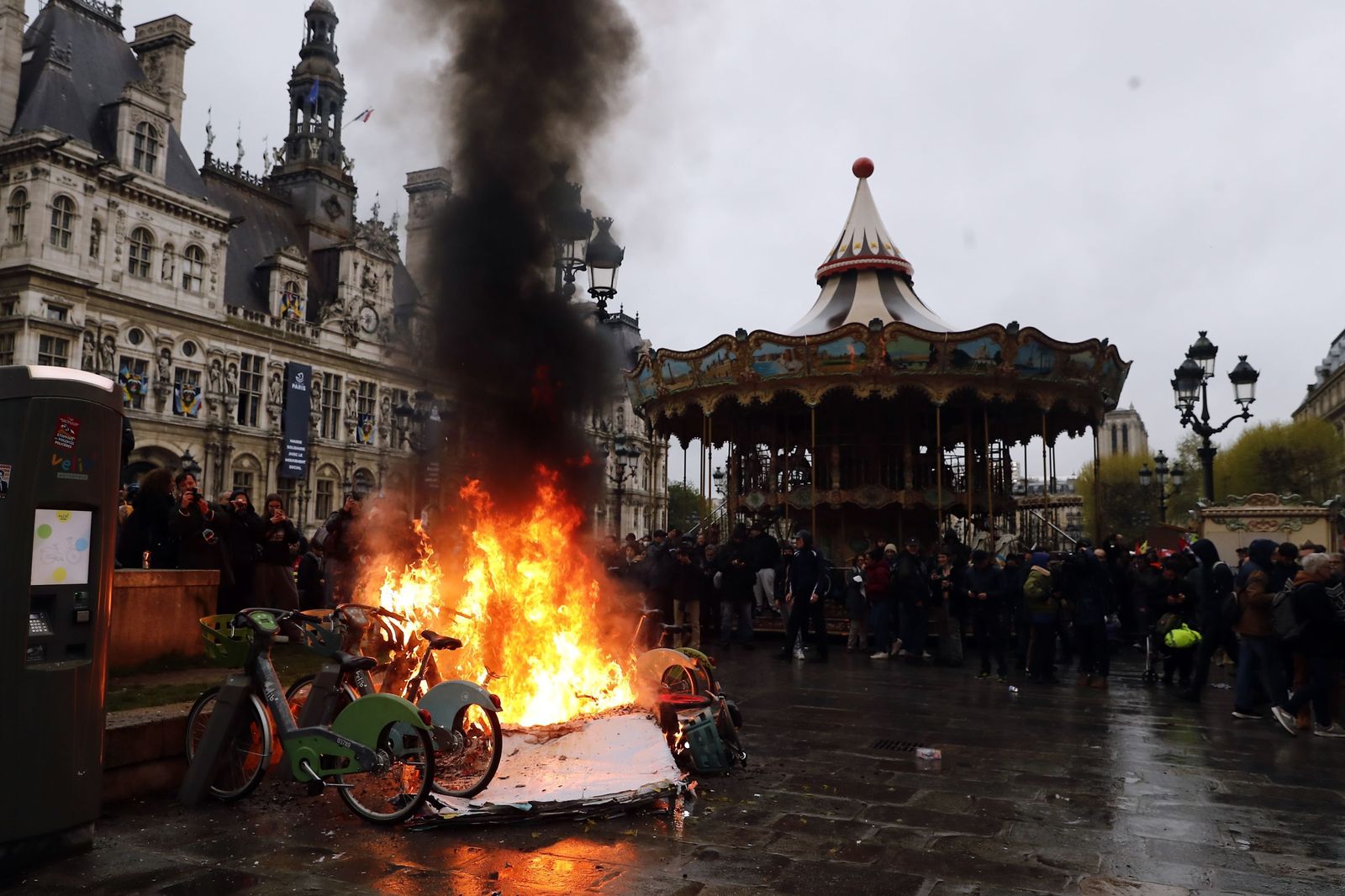 Protestas contra la reforma de las pensiones en París.