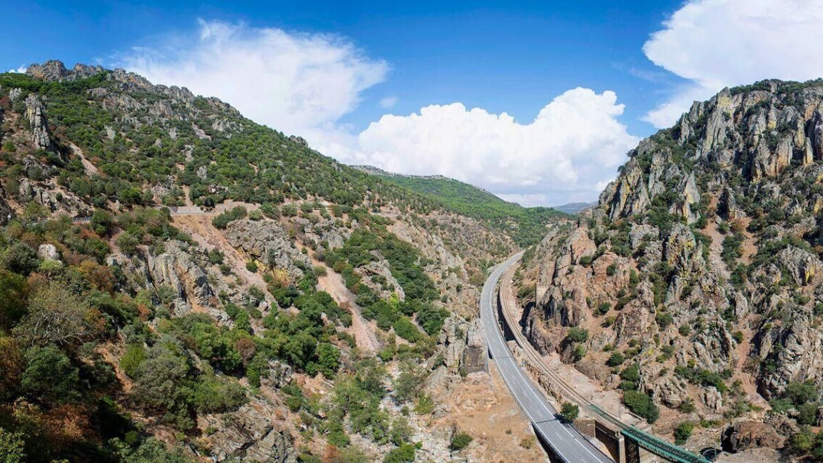 El monumento natural de Los Órganos es uno de los baluartes turísticos de Santa Elena.