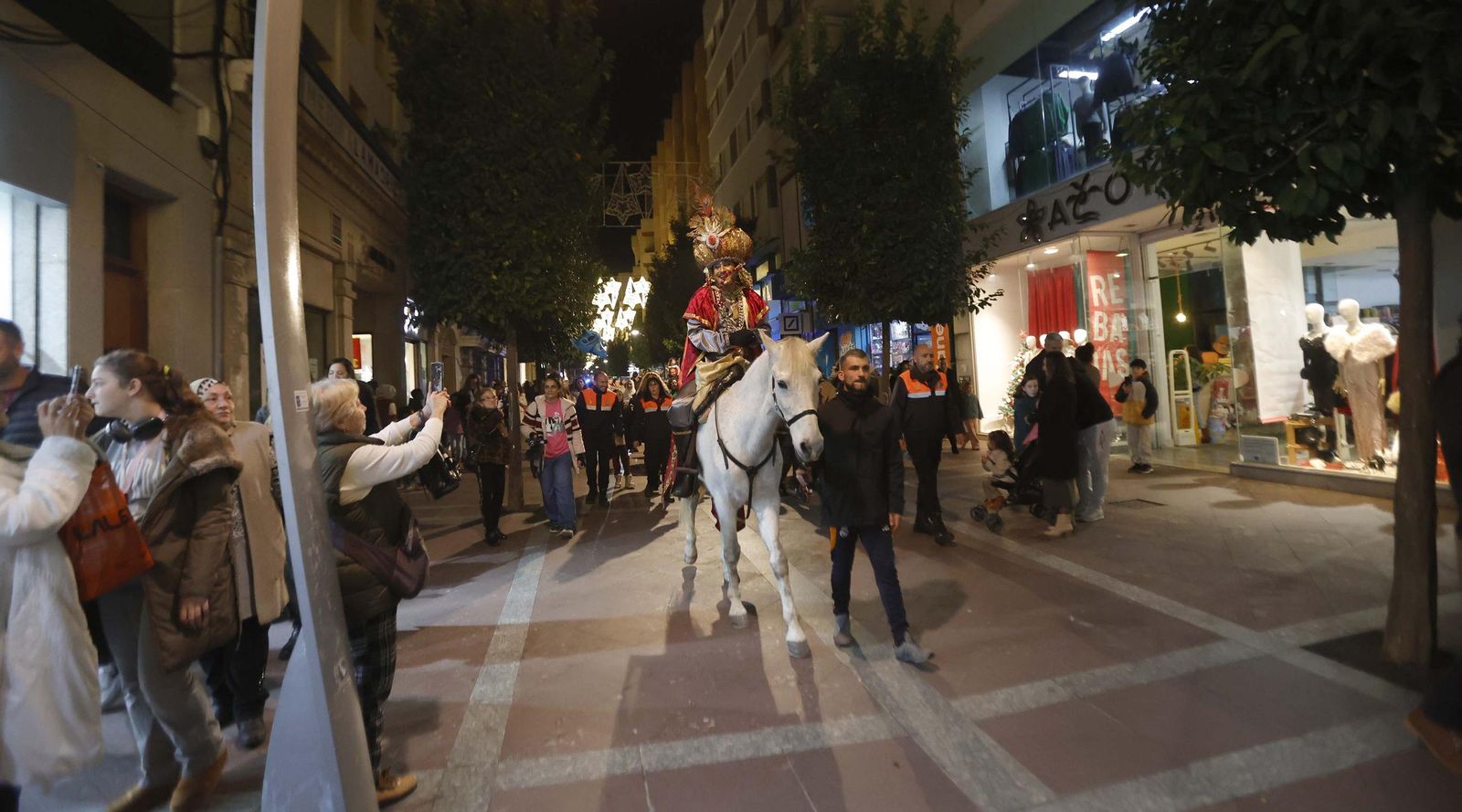 Fotos del heraldo de los Reyes Magos y su corte de beduinos en Algeciras