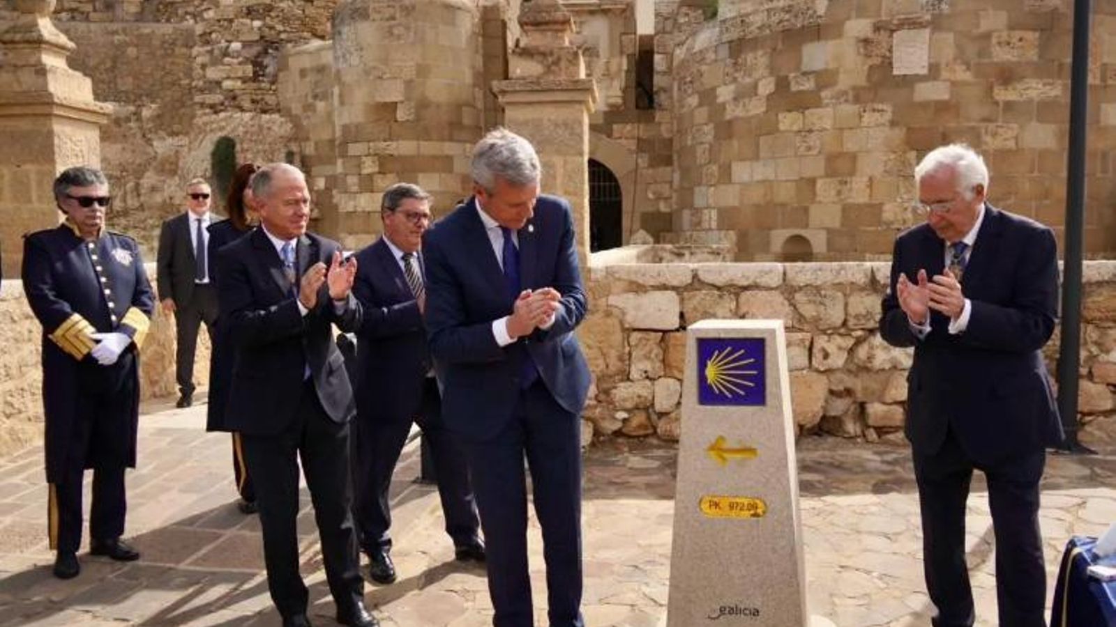 Inauguración del monolito que indica los kilómetros que quedan a Santiago