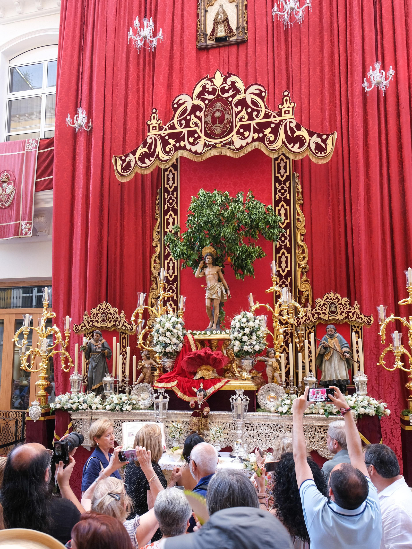 Preparativos, altares, escaparates, balcones para el Corpus