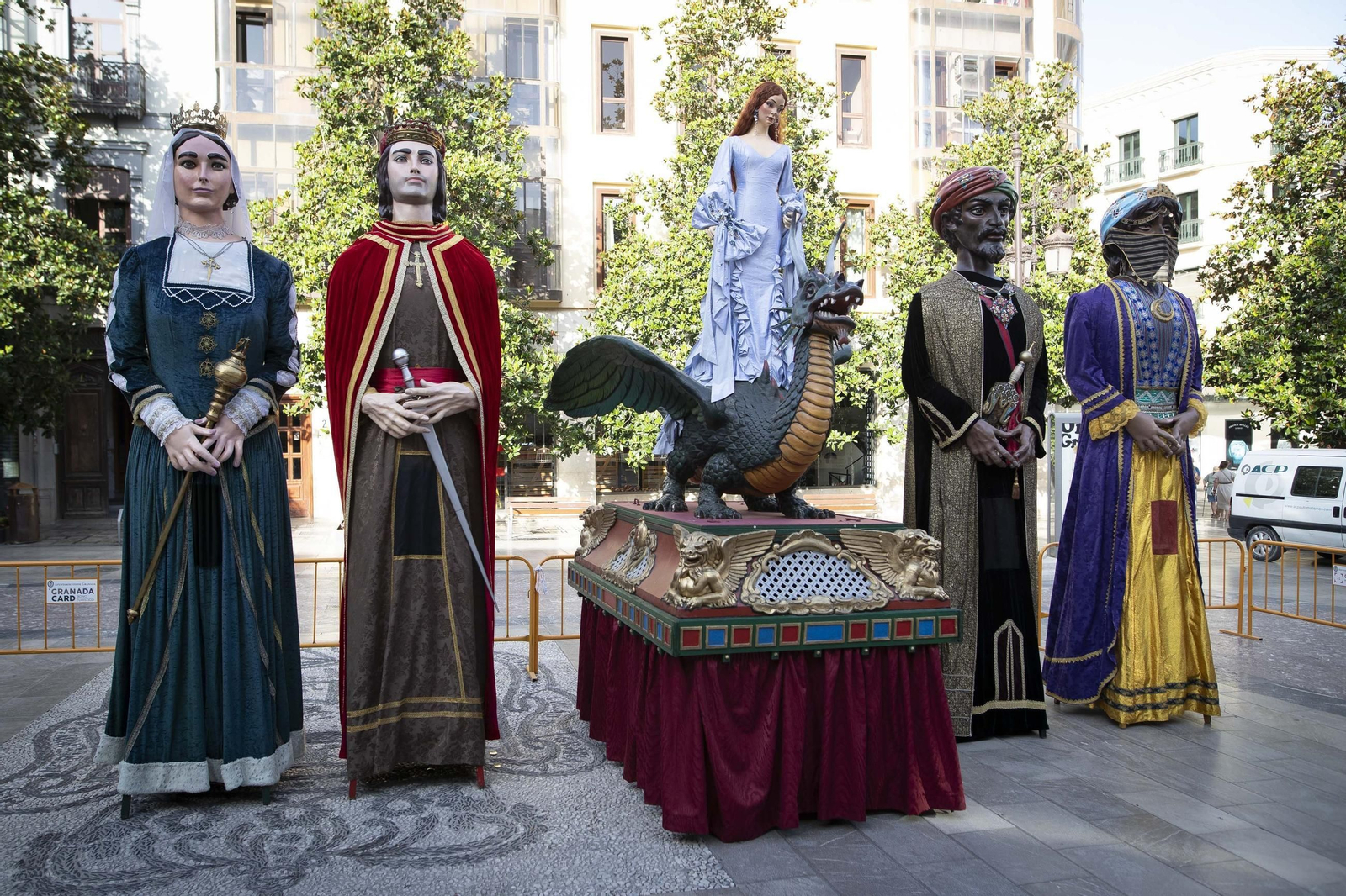 Las mejores imágenes del recorrido de la Tarasca por las calles de Granada