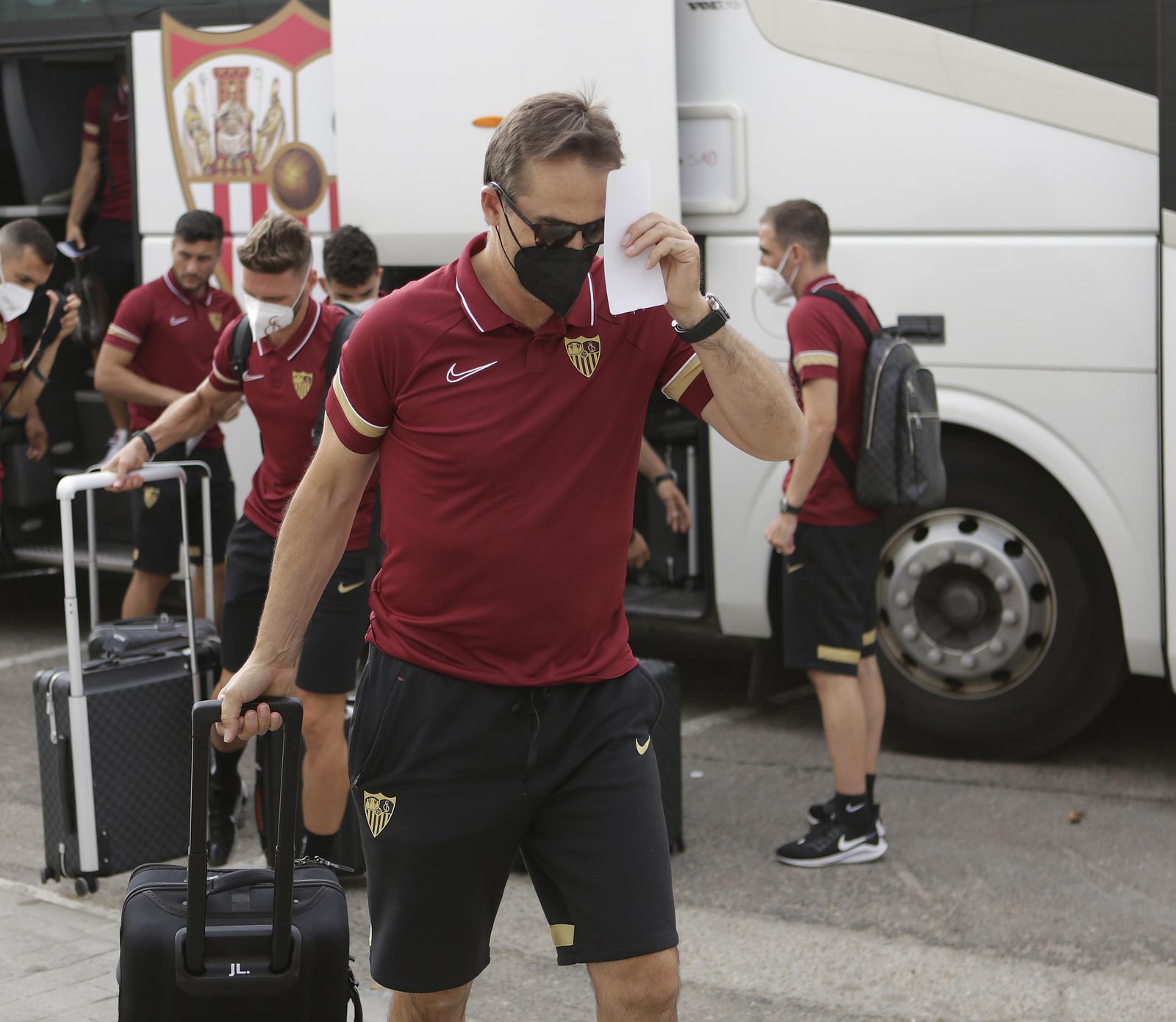 Lopetegui se dirige  al aeropuerto para viajar a Alicante ante Sergi Gómez, Óscar Rodríguez y Fernando Navarro..
