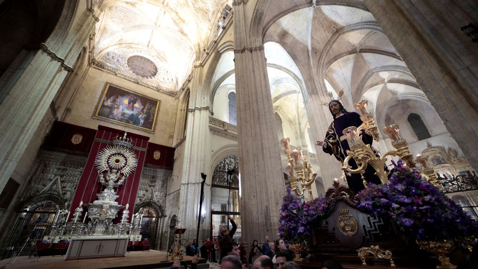 El Señor de la Redención durante el rezo del vía crucis en la Catedral.