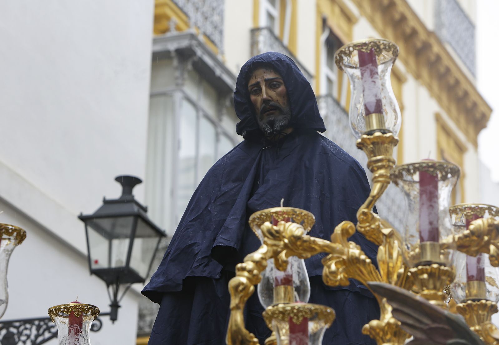 Cautivo con el capote impermeable