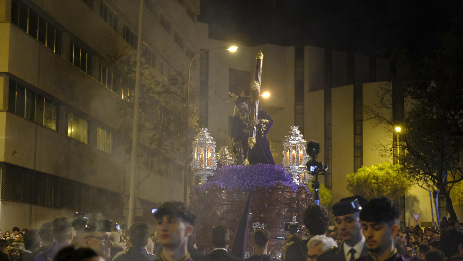 Pasión vuelve a su Iglesia de Santa Teresa azotada por la lluvia