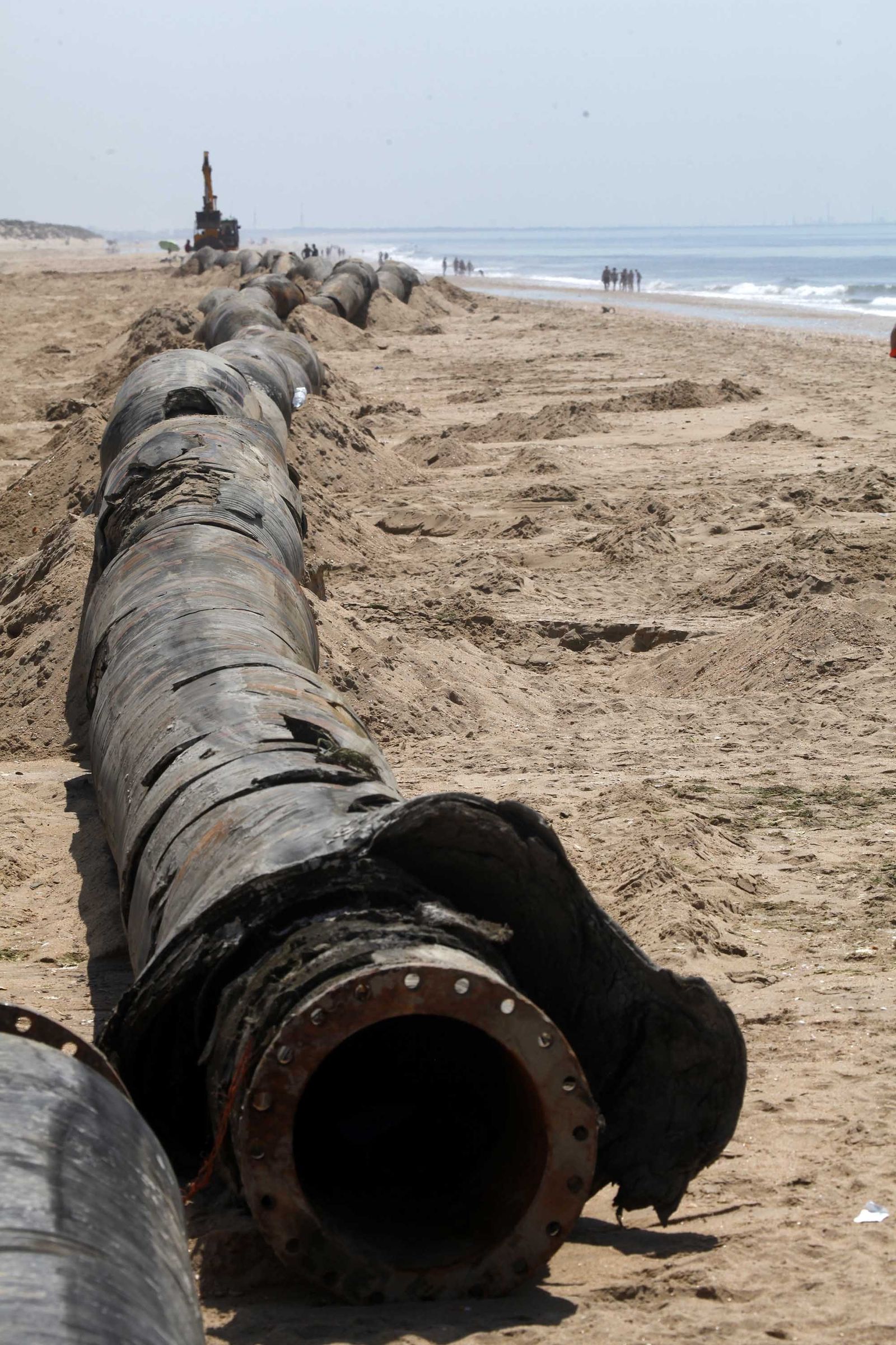 La tubería que surtirá de arena la playa de La Antilla.