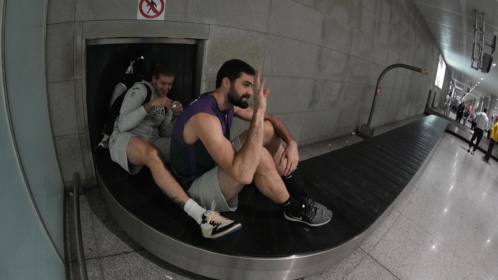 Alegría y éxtasis en la llegada del Unicaja al aeropuerto