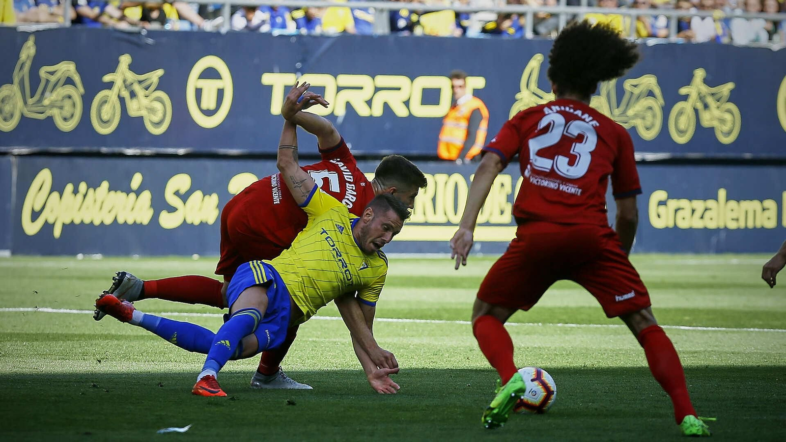 Partido de fútbol entre  Cádiz C.F. y C.A. Osasuna