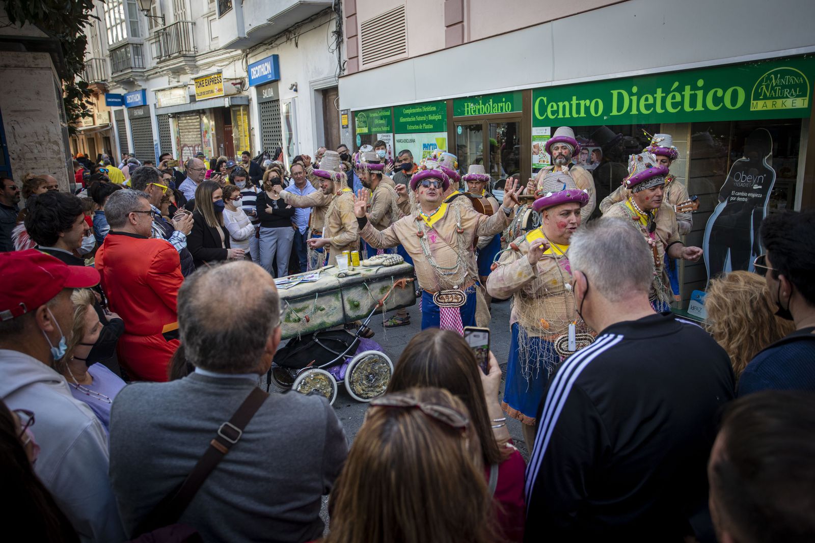 Imágenes del domingo de Carnaval ilegal en Cádiz