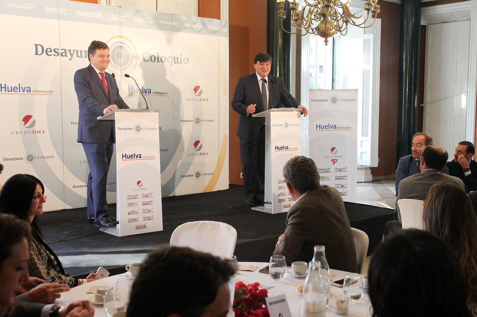 Imágenes de la conferencia y desayuno-coloquio de Gabriel Cruz, alcalde de Huelva
