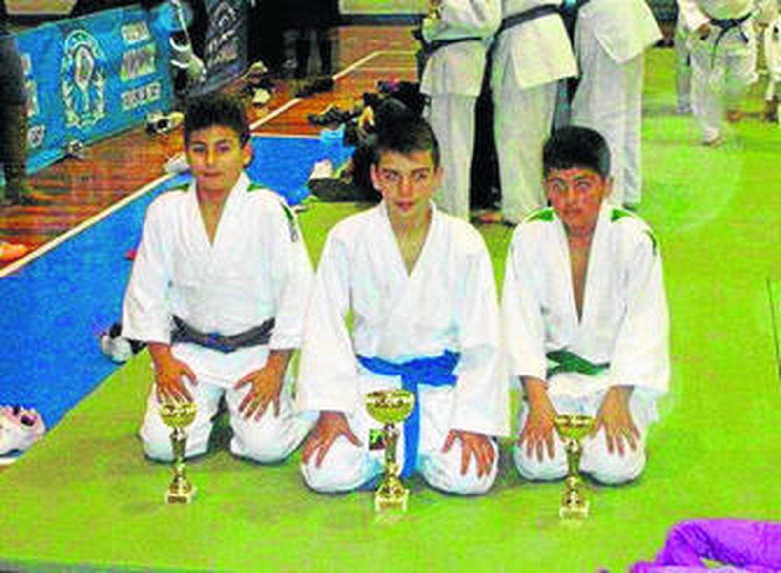 Los alevines almonteños posan con sus trofeos; a la derecha, Alba María Rojas, en lo más alto del podio.