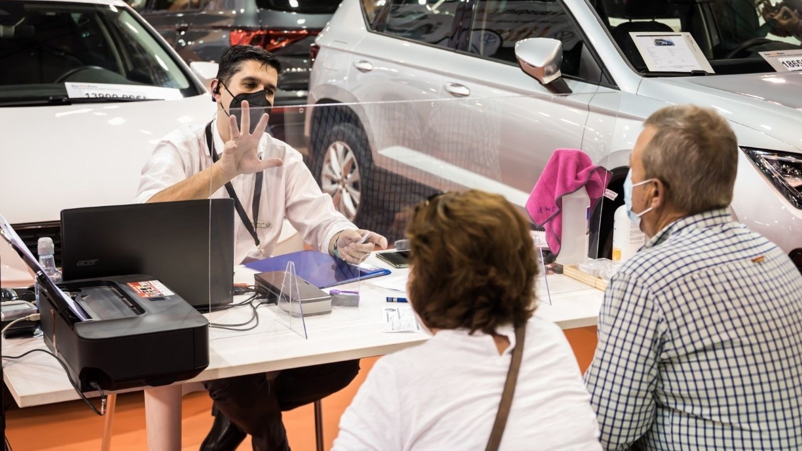 Atención al público en el 10º Salón del Motor de Ocasión en Fibes.