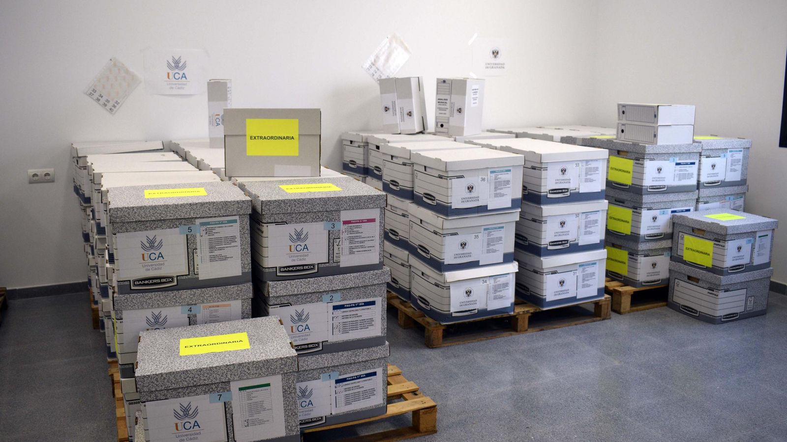 Decenas de cajas con los éxamenes para la PAU.