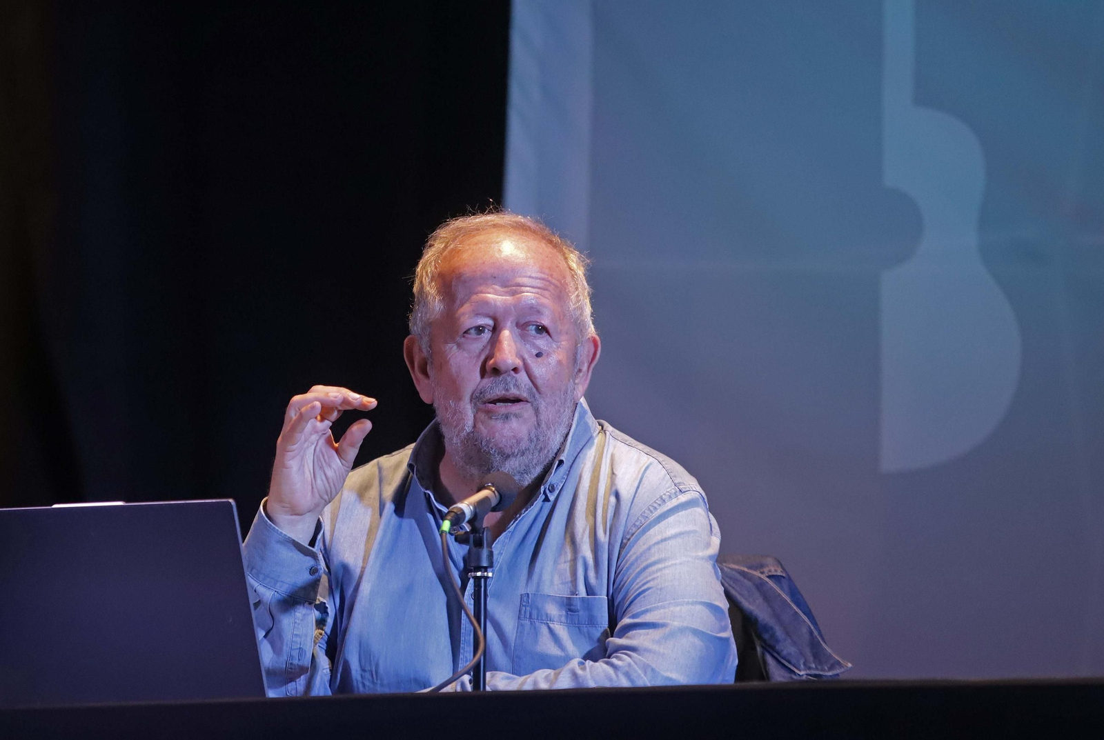 Fotos de la conferencia de Juan José Téllez  sobre los cincuenta años de la publicación del disco El Patio, del grupo Triana