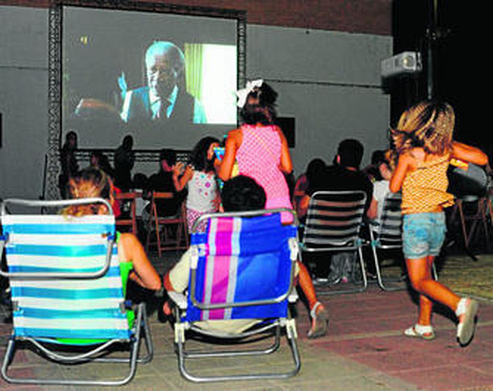 La plaza de Las Alegrías presentó un lleno absoluto con la proyección de 'Invictus'.