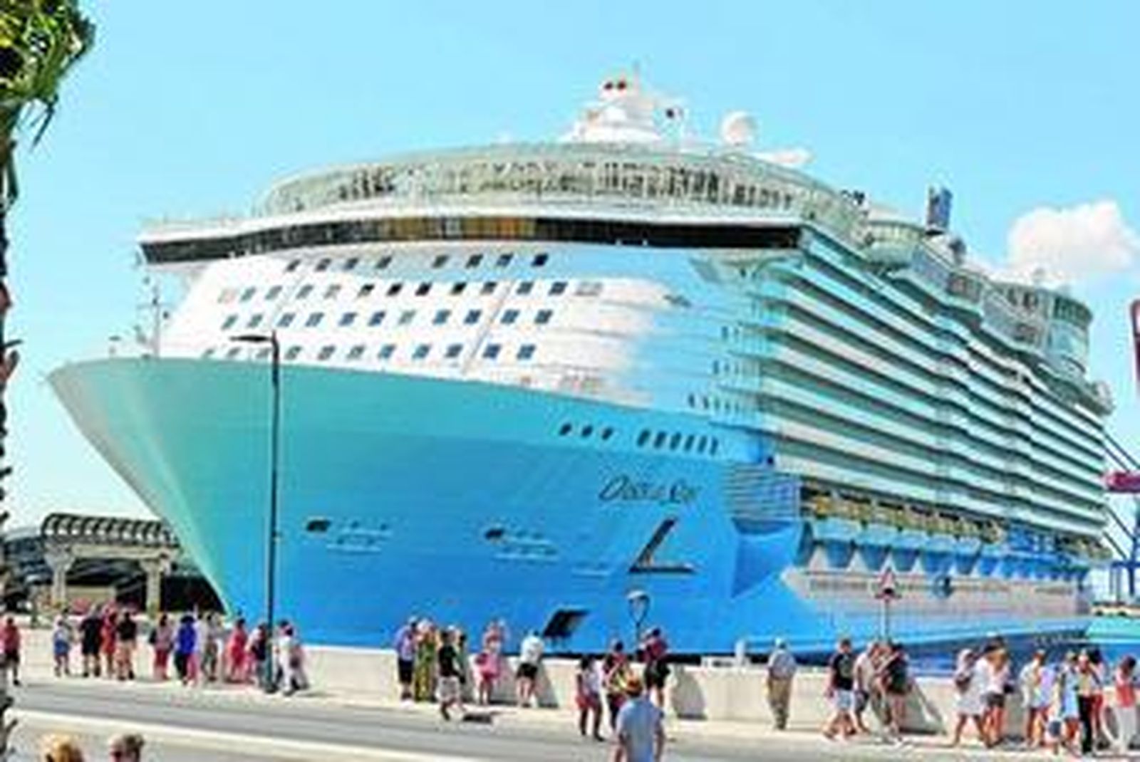 Malagueños y pasajeros se mezclaron en el muelle de levante frente al crucero.