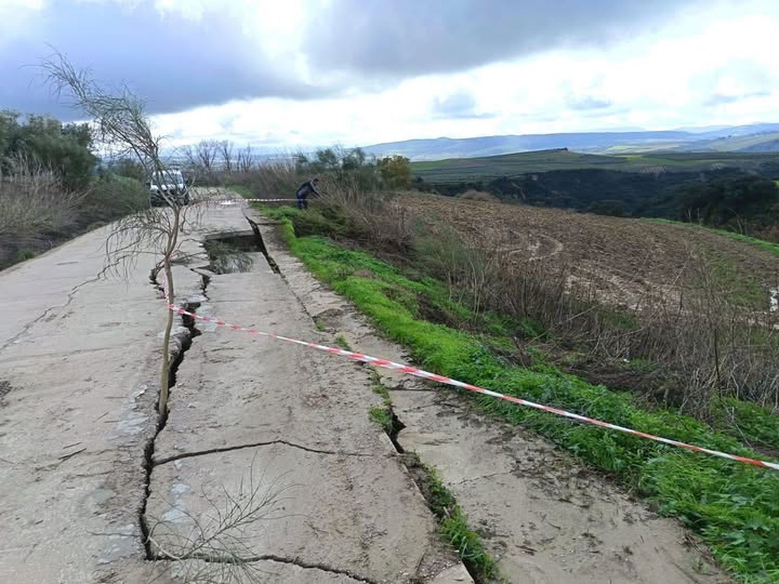 Socavón en el camino de La Torre, a la altura de El Curcal, en San José del Valle.