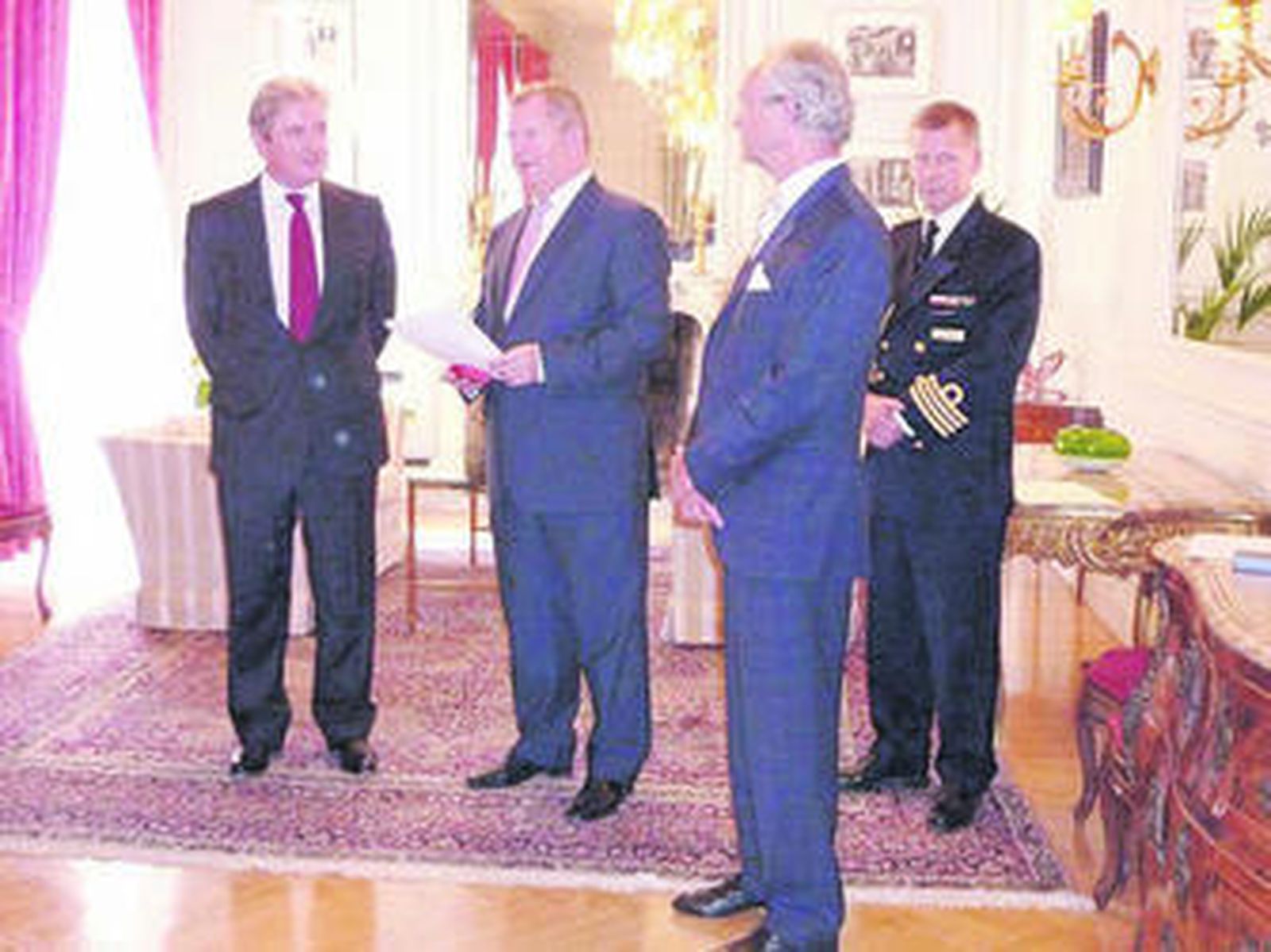 Momento de la entrega de la condecoración a Pedro Rebuelta en la embajada de Suecia en Madrid.