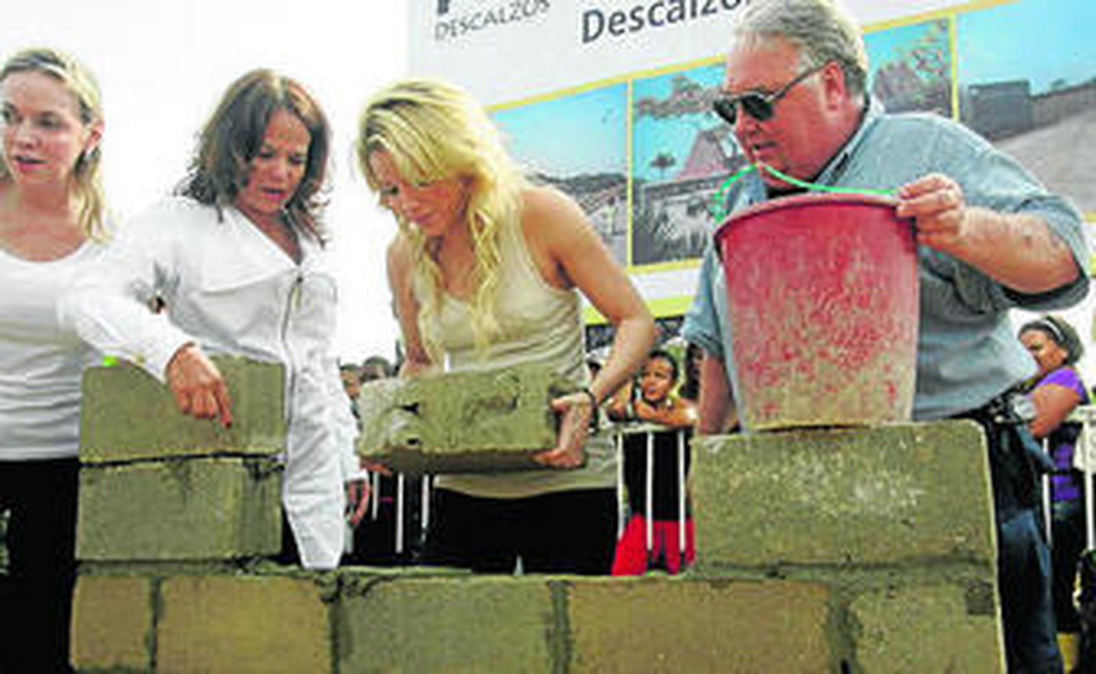 La artista colombiana ayuda a construir un colegio en Colombia.