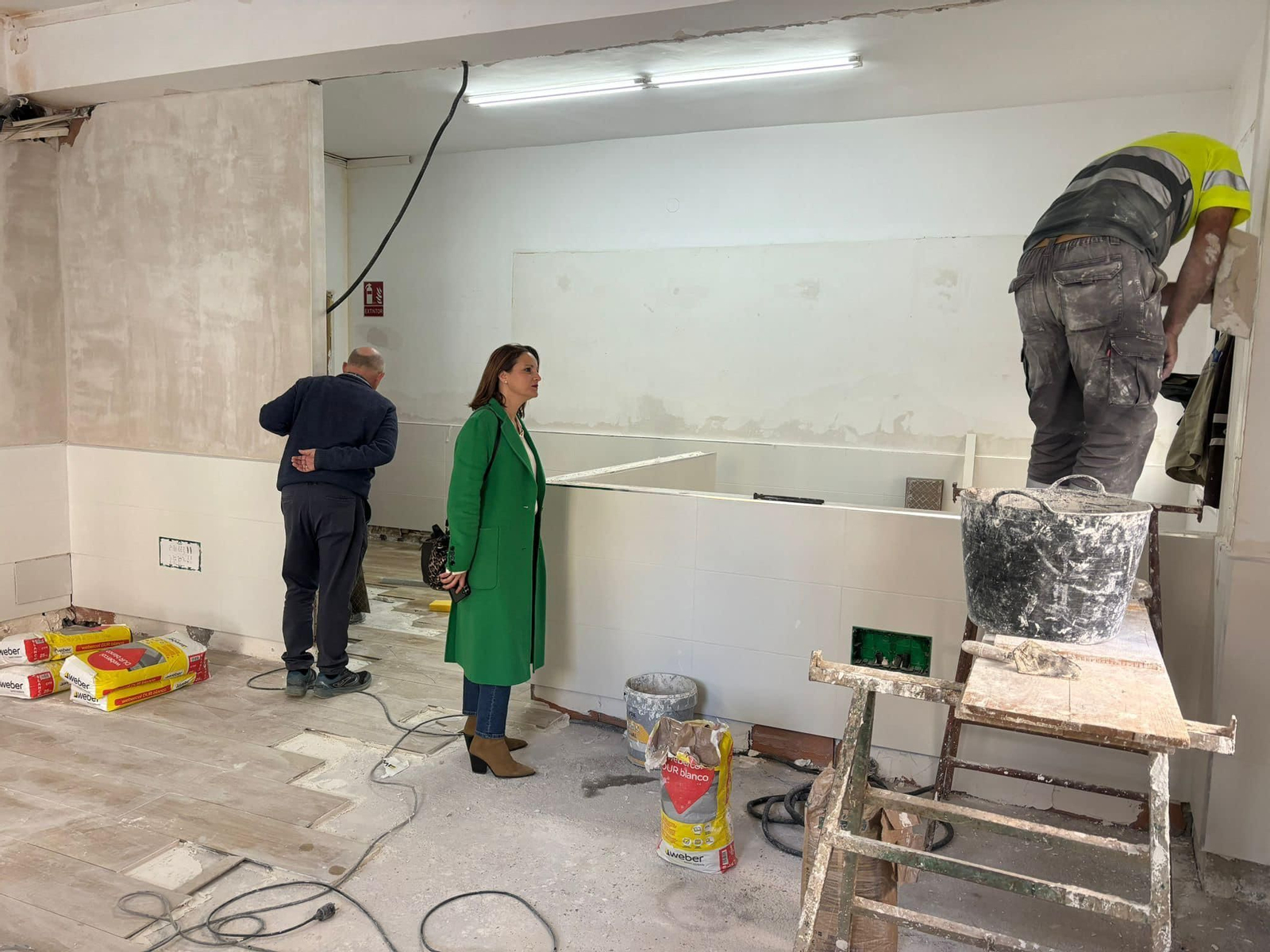 La alcaldesa visitó la oficina durante las obras