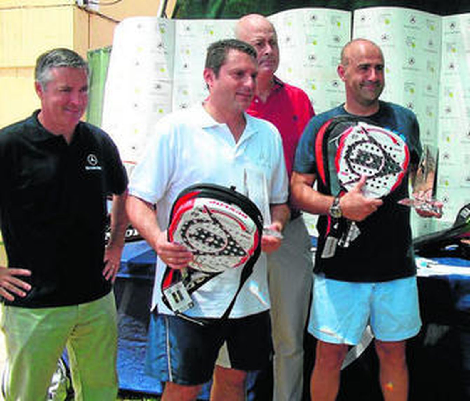 García y Martín, con los trofeos que les acreditan como ganadores del torneo; a la derecha, Pérez y Bravo, las campeonas femeninas.
