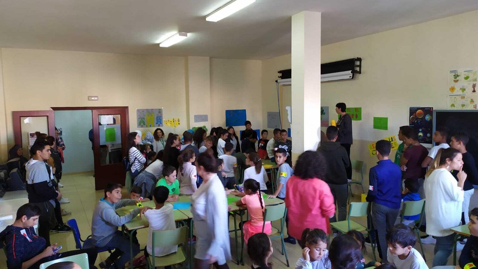 Grupos de menores participan en diferentes talleres.