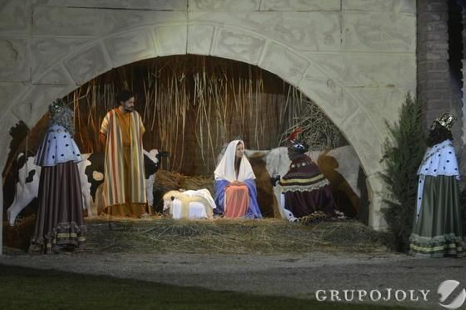 La primera representación del Auto de los Reyes Magos en Los Pedroches consigue un lleno absoluto pese al mal tiempo.

Foto: Sánchez Ruiz