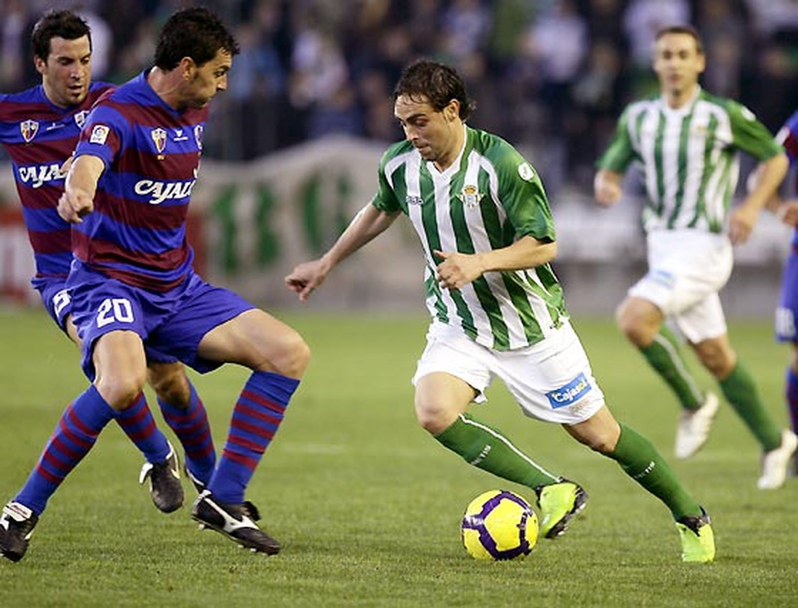 El Betis deja escapar dos puntos ante el Huesca (1-1) en los últimos compases de un partido en el que los de Antonio Tapia terminaron con dos expulsados.

Foto: Antonio Pizarro