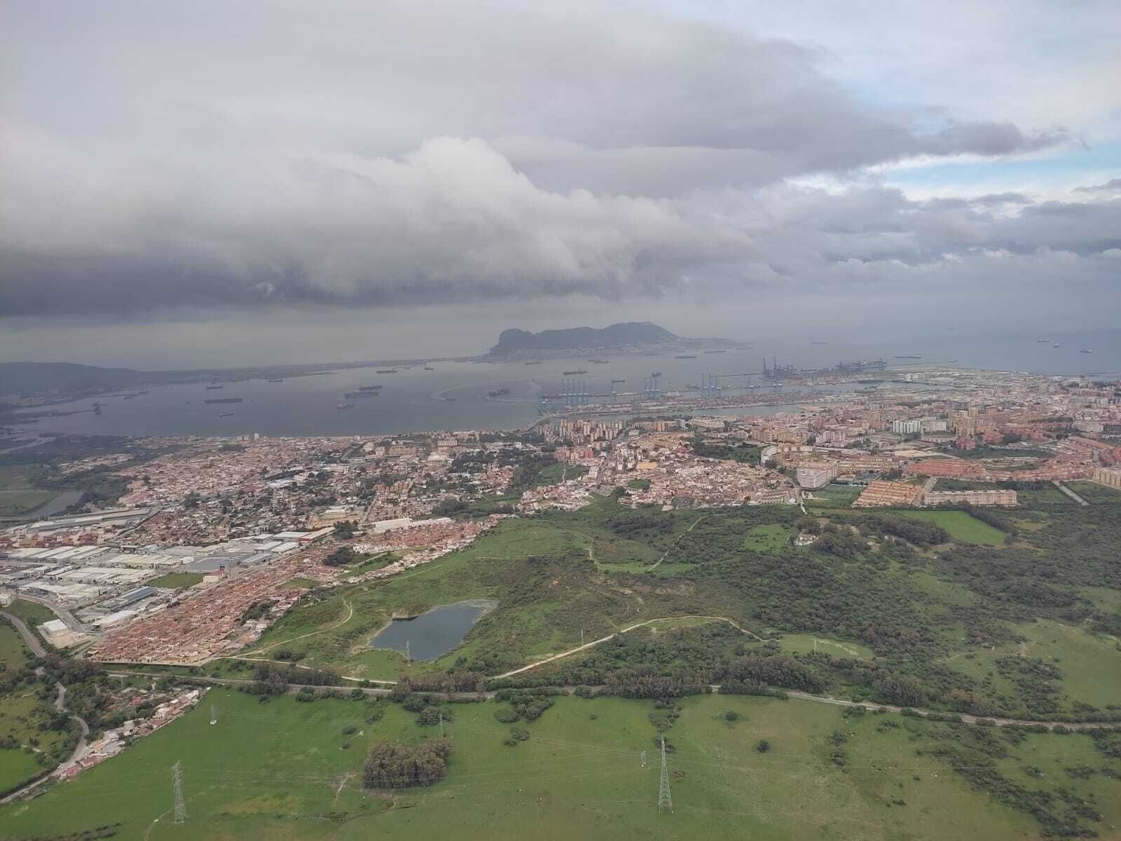 Una visión panorámica de la Bahía con nubosidades.