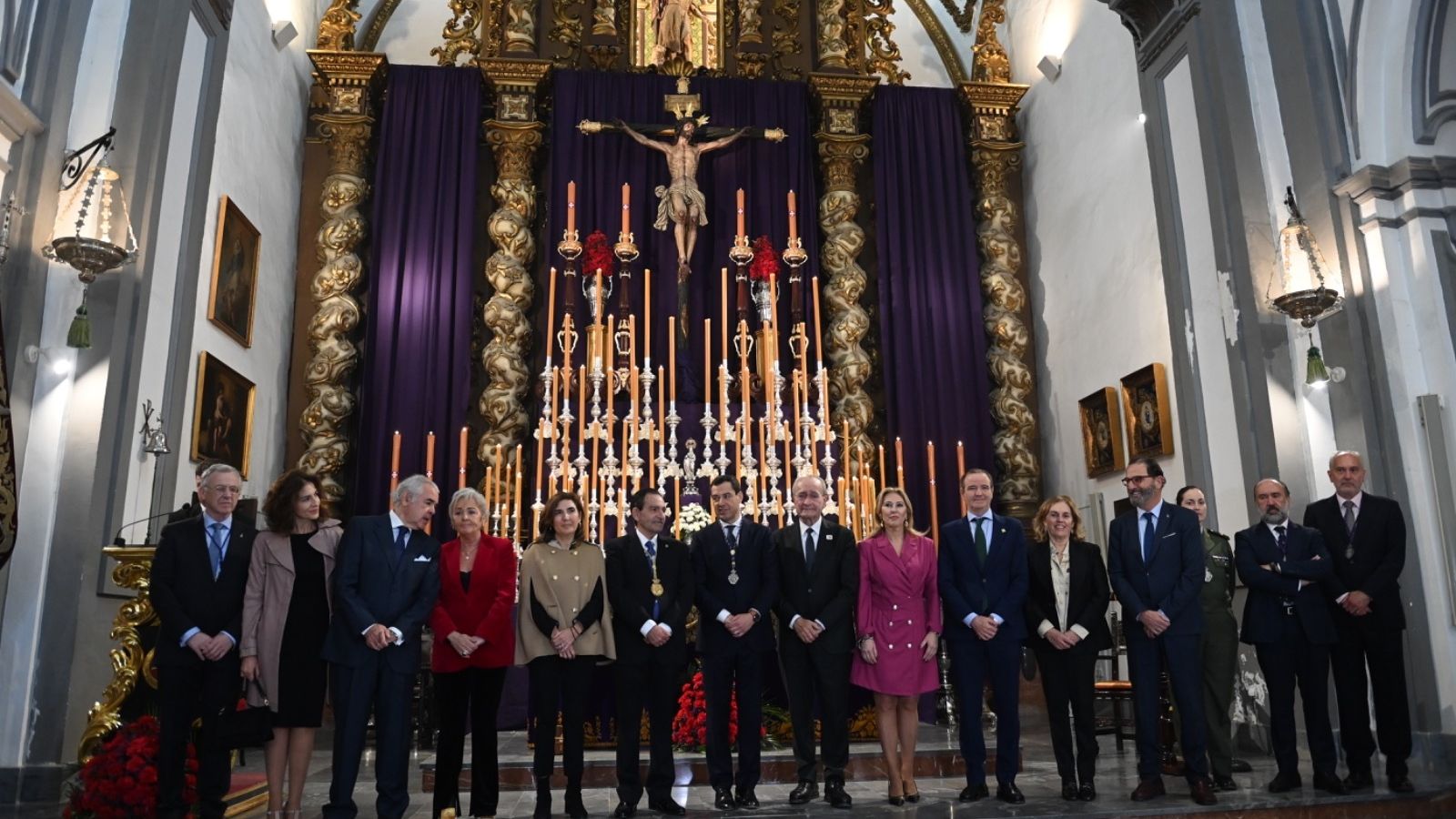 Moreno, rodeado de autoridades.