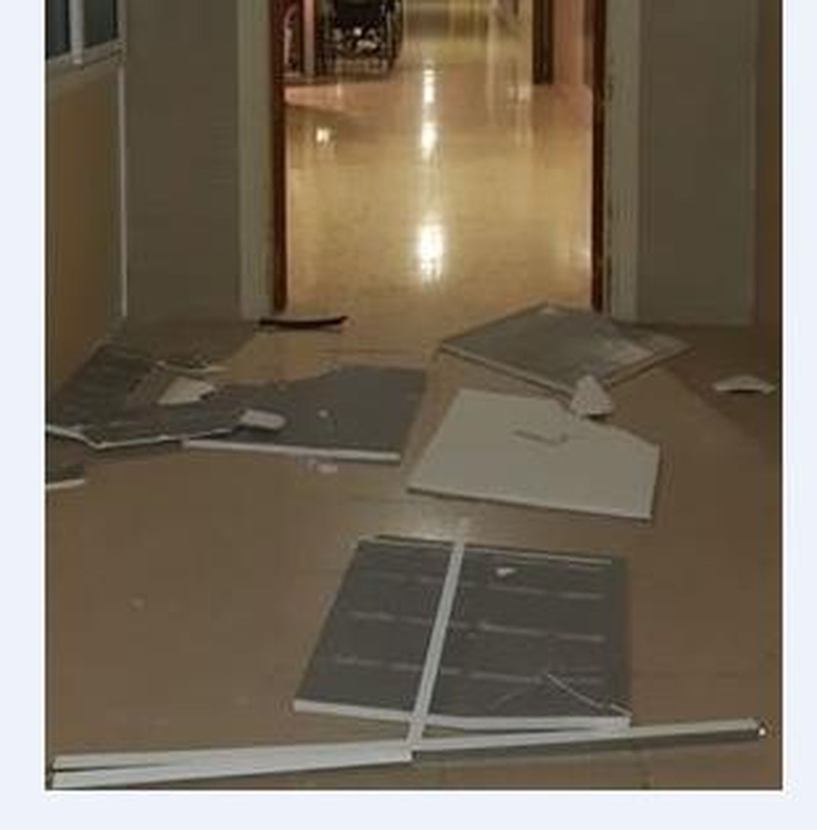 Placas caídas en el pasillo.