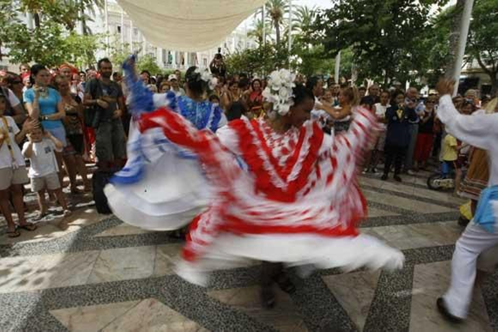Los grupos participantes en el Festival desfilaron por el casco histórico de la capital para presentar sus bailes

Foto: Jose Braza-Lourdes de Vicente