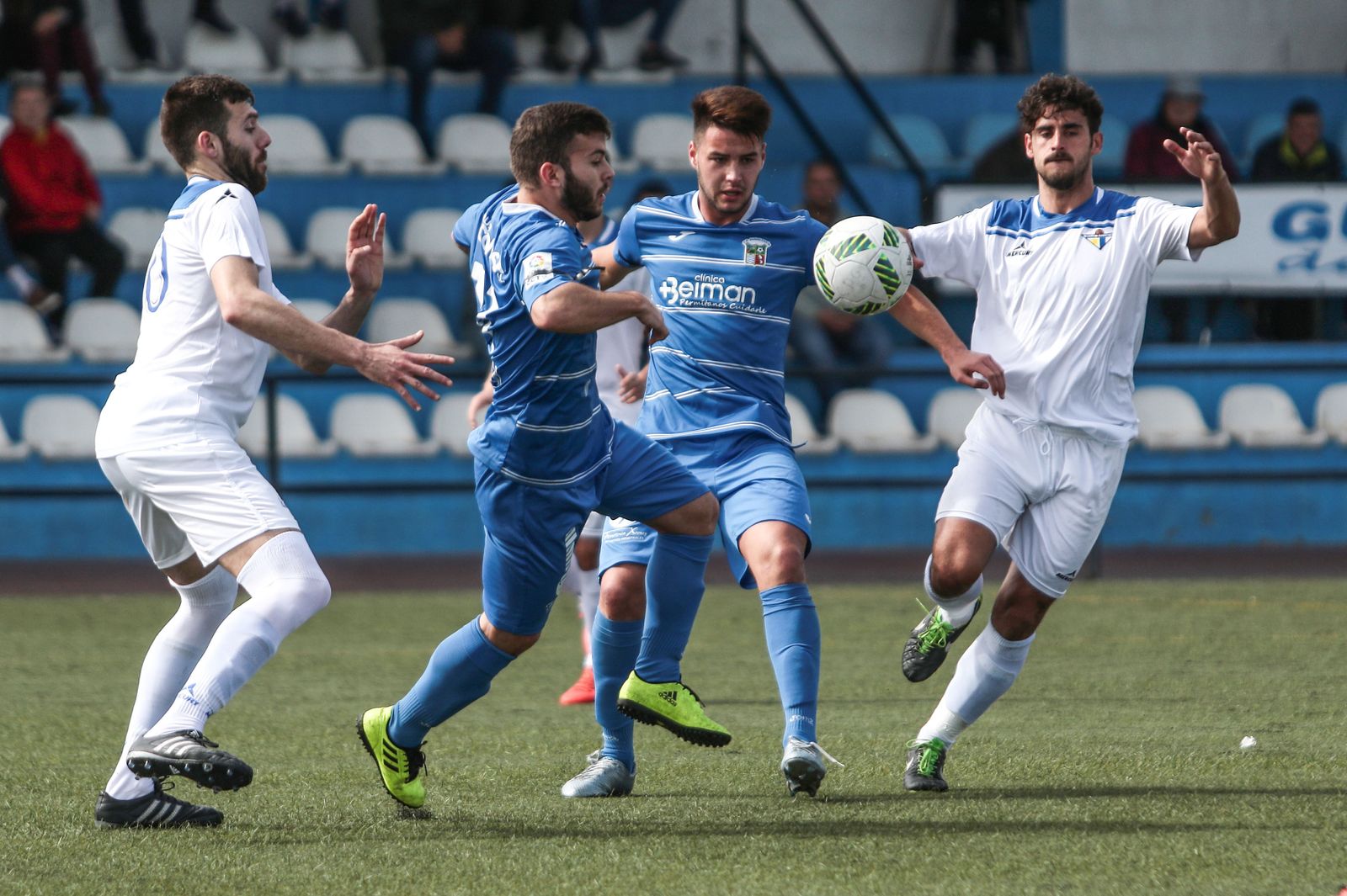 Chiqui y Fran Jiménez pugnan por el balón con dos jugadores del Écija Balompié.
